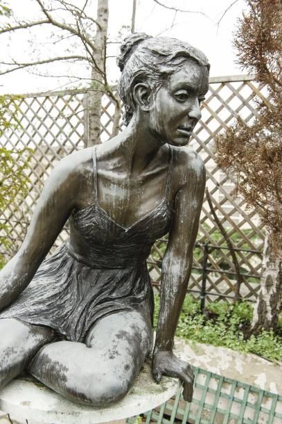 Judith HOLMES DREWRY (1950-2011) Statue en bronze à patine de jardin représentant...