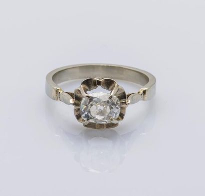 null Bague solitaire en or gris 18 carats (750 millièmes) sertie d’un diamant coussin...