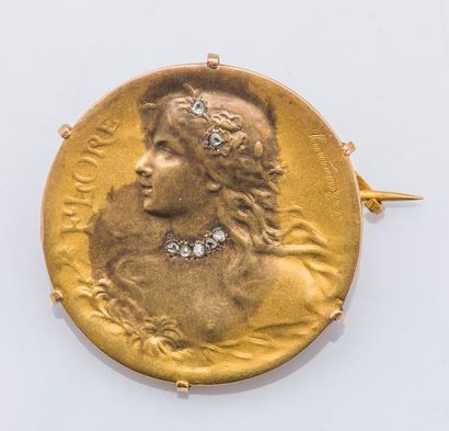 FELIX RASUMNY Broche ronde en or jaune 18 carats (750 millièmes) gravée du portrait...