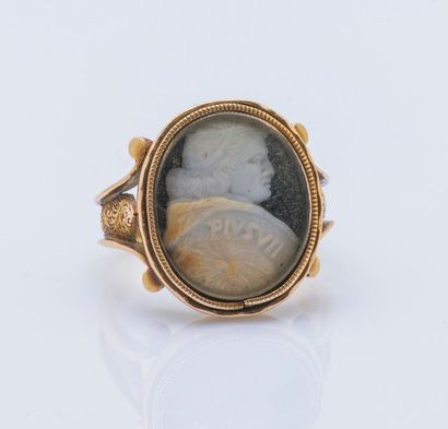 null Bague en or jaune 14 carats (585 millièmes) ornée d’un camée sur agate représentant...