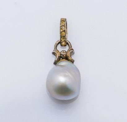 null Pendentif en argent (925 millièmes) serti d’une perle baroque, la bélière ornée...