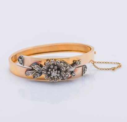 null Bracelet jonc plat ouvrant en or jaune 18 carats (750 millièmes) orné d’un motif...