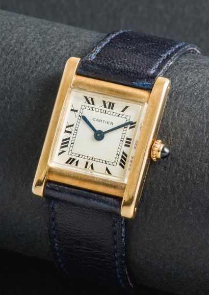 CARTIER CARTIER (TANK HOMME - OR JAUNE N° 023111), vers 1960

Élégante montre Tank...