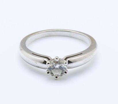 null Bague solitaire en or gris 18 carats (750 millièmes) sertie d’un diamant taillé...