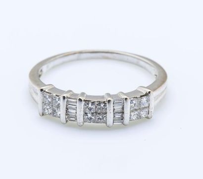 null Demi-alliance en or gris 18 carats (750 millièmes) sertie de diamants baguette...