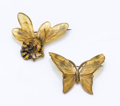 Georges PIERRE, vers 1900 Deux broches en corne sculptée, l’une en forme d’abeille,...