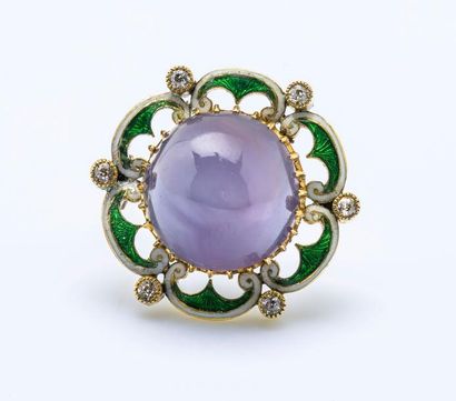 null Broche ronde en or jaune 14 carats (585 millièmes) sertie d’un cabochon de saphir...