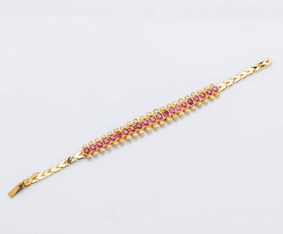 null Bracelet en or jaune 18 carats (750 millièmes) serti d’une ligne de rubis birmans...