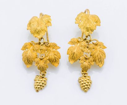 null Paire de pendants d’oreilles pampre en or jaune 18 carats (750 millièmes) ornés...