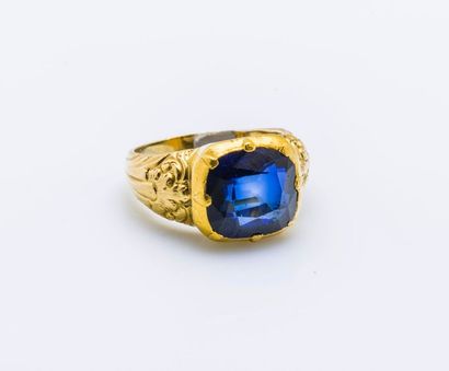 null Bague chevalière en or jaune 14 carats (585 millièmes) sertie d’un saphir synthétique...