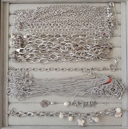 null Lot d'environ 249 chaines, bracelets, pendentifs, colliers, broches en argent...