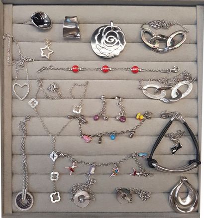 null Lot d'environ 243 bracelets, pendentifs, boucles d'oreilles, colliers en argent...