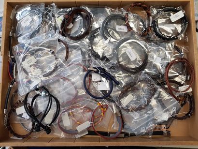 null Lot d'environ 411 bracelets et colliers d'homme en cuir de divers modèles. Certains...