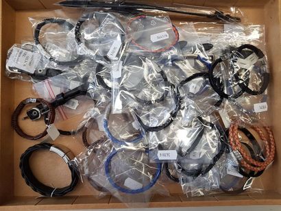 null Lot d'environ 411 bracelets et colliers d'homme en cuir de divers modèles. Certains...