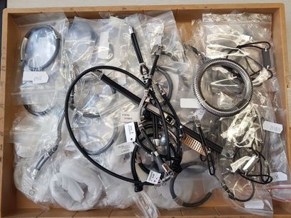 null Lot d'environ 229 bracelets et colliers d'homme en cuir, caoutchouc et métal....
