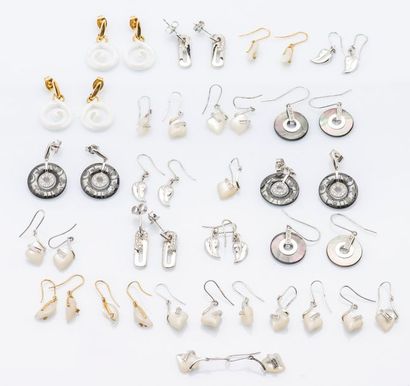 Lot de 22 paires de pendants d'oreille divers...