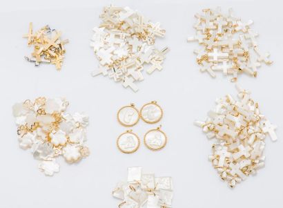 null Lot de pendentifs en or jaune 18 carats (750 millièmes) et nacre comprenant...