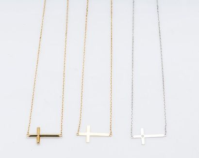 null Lot de trois chaines et pendentifs croix en or jaune et or gris 18 carats (750...