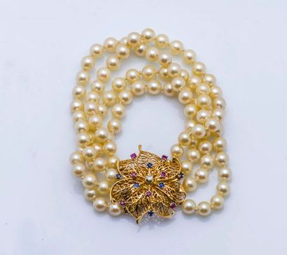null Bracelet quatre rangs de perles de culture blanches, le fermoir formant une...