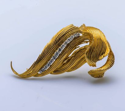 null Broche clip de revers palme en fils d’or jaune 18 carats (750 millièmes) agrémentée...