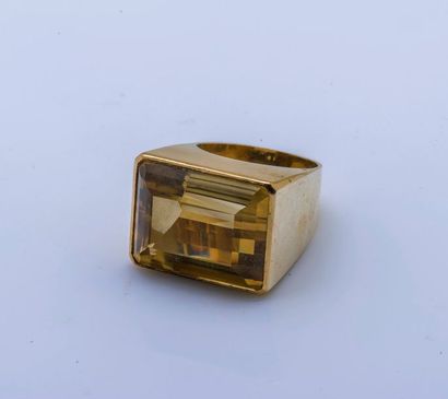null Bague de forme chevalière en or jaune 18 carats (750 millièmes) ornée d’une...