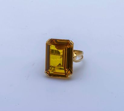 null Bague en or jaune 18 carats (750 millièmes) sertie d’un saphir jaune synthétique...