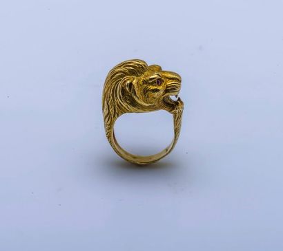 null Bague lion en or jaune 18 carats (750 millièmes) texturé à l’imitation du pelage,...