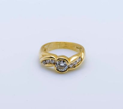 null Bague en or jaune 18 carats (750 millièmes) sertie d’un diamant coussin de taille...