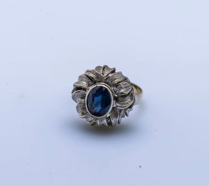 null Bague fleur en or gris 18 carats (750 millièmes) sertie d’un saphir ovale dans...