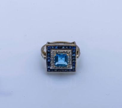 null Bague en or gris 18 carats (750 millièmes), le chaton carré serti d’une topaze...