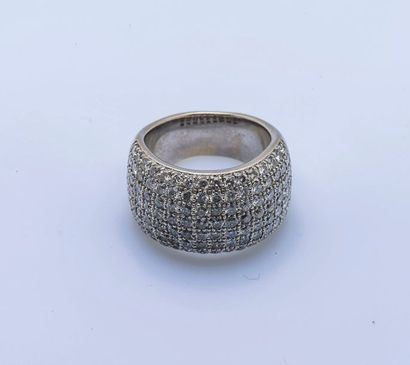 null Bague bandeau bombé en or gris 18 carats (750 millièmes) pavée de diamants taillés...