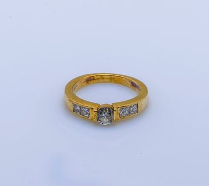 null Bague jonc en or jaune 18 carats (750 millièmes) ornée d’un diamant taillé en...
