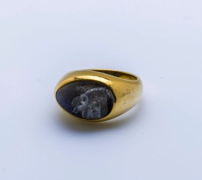 POMELLATO Bague en or jaune 18 carats (750 millièmes) sertie d’un cabochon de pierre...