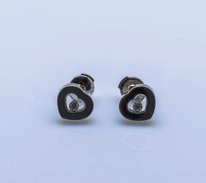 CHOPARD Paire de boutons d’oreilles cœurs en or gris 18 carats (750 millièmes) ornés...