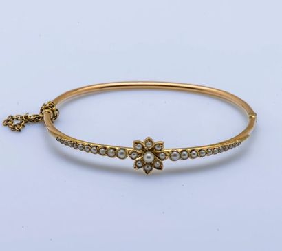 null Bracelet jonc ouvrant en or jaune 14 carats (585 millièmes) serti de demi-perles...