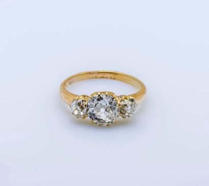 null Bague en or jaune 18 carats (750 millièmes) sertie de trois diamants de taille...