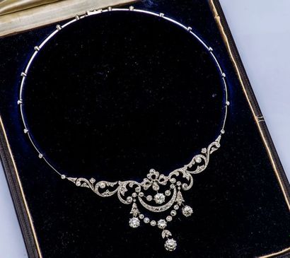 null Collier en platine (950 millièmes) formé d’une chaîne articulée rythmée de diamants...