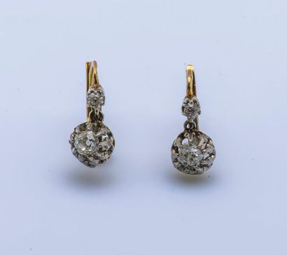 null Paire de dormeuses en or jaune et or gris 18 carats (750 millièmes) chacune...