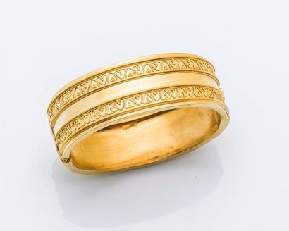 null Bracelet jonc plat ouvrant en or jaune 14 carats (585 millièmes) orné de frises...