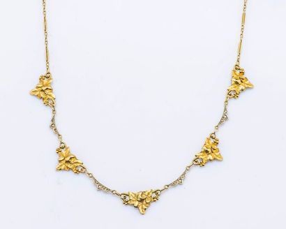 null Collier collerette en or jaune 18 carats (750 millièmes) orné de feuilles de...