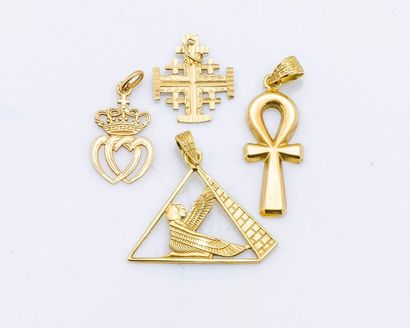 null Lot de trois pendentifs en or jaune 18 carats (750 millièmes), une croix Ankh,...