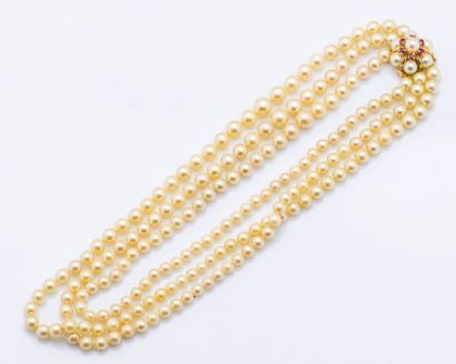 null Collier de trois rangs de perles de culture, le fermoir en or jaune 18 carats...