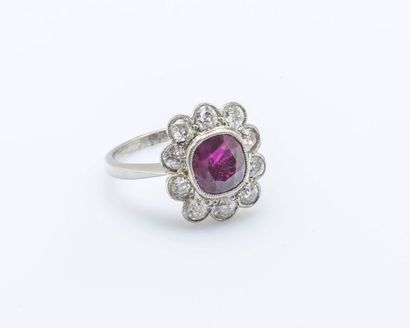 null Bague fleur en platine (950 millièmes) sertie d’un rubis birman de taille coussin...