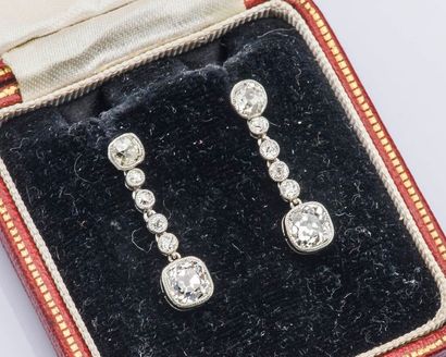 null Paire de pendants d’oreilles en platine (950 millièmes) sertis chacun d’un diamant...