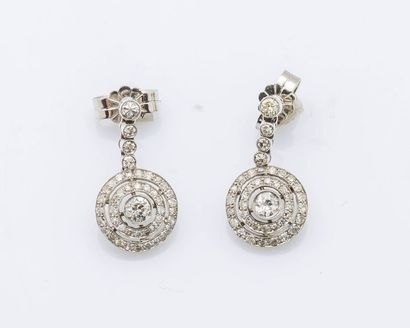 null Paire de pendants d’oreilles en platine (950 millièmes) et en or gris 18 carats...