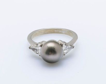 null Bague en or gris 14 carats (585 millièmes) sertie d’une perle fine noire pesant...