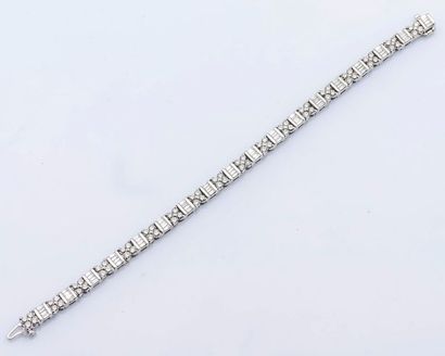 null Bracelet ligne en or gris 18 carats (750 millièmes) sertie de diamants taillés...