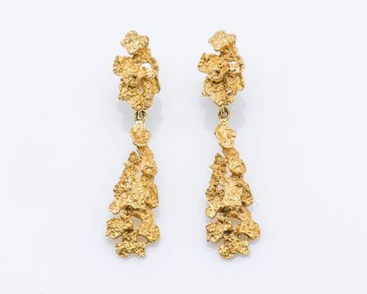 null Paire de pendants d’oreilles en or jaune 9 carats (375 millièmes) à motif de...