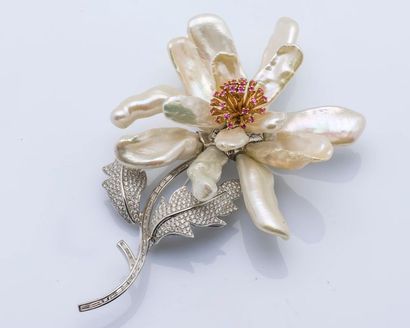 null Importante broche fleur en or gris 18 carats (750 millièmes), les pétales formés...