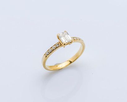 null Bague en or jaune 18 carats (750 millièmes) sertie d’un diamant de taille émeraude...